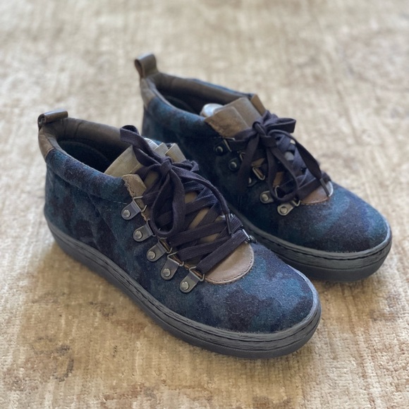 OTBT Shoes - OTBT Green Lake size 7 in Blue Camo. NWOT